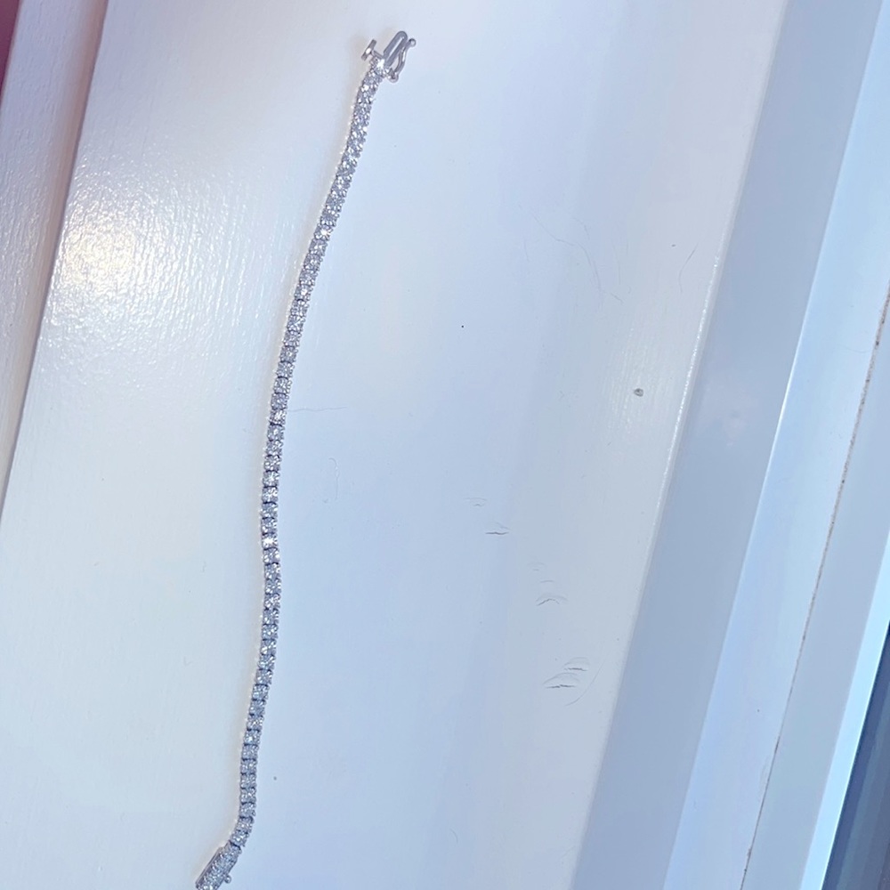 7 inch real diamond illusion tennis bracelet. Condition is 10/10. Shines bright!
